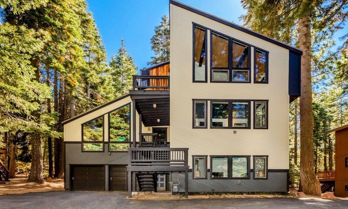 Truckee Ski Chalet | Luxury Mtn Home - Hot Tub, Pool Table, Pool, Gym