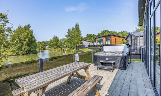 Woodhall Spa Ski Chalet | Luxury new Lakeside lodge with spacious and open plan living and kitchen area.