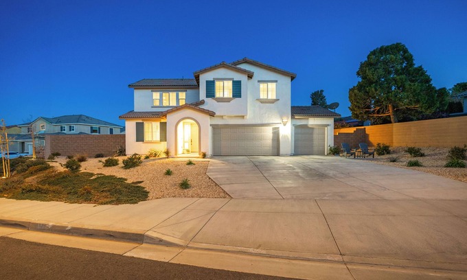 Lancaster House | LUXURY & NEWER 5 Bedroom Home w/A Large Backyard in West Lancaster!