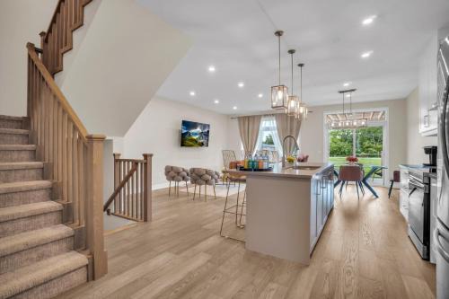 Niagara Falls Apartment | Luxury Niagara 3 Bdr Townhouse/Garage