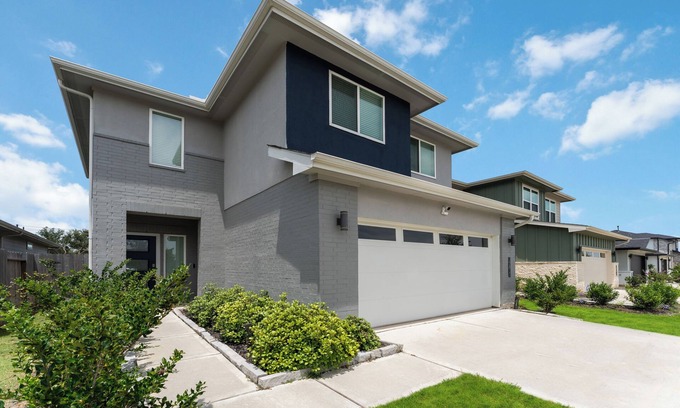 Southeast Houston House | "Luxury Oasis: Gated w/Park, Trails/Med Ctr/NRG!/Downtown/Pearland/Galleria"