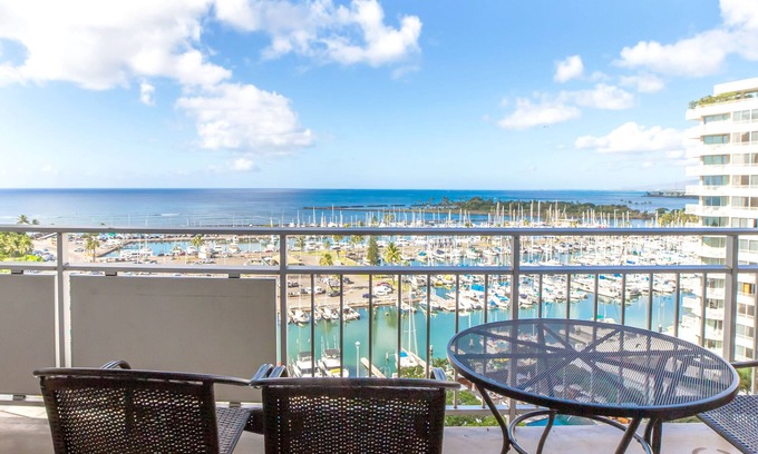 Waikiki Apartment | Luxury Ocean Marina View Studio World Famous Ilikai NO RESORT FEES! FREE WIFI