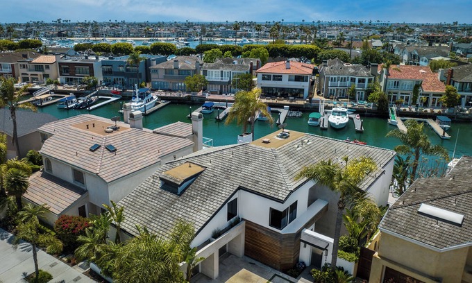 Newport Beach House | Luxury On The Bay-Calm Waters and Beautiful Skies.