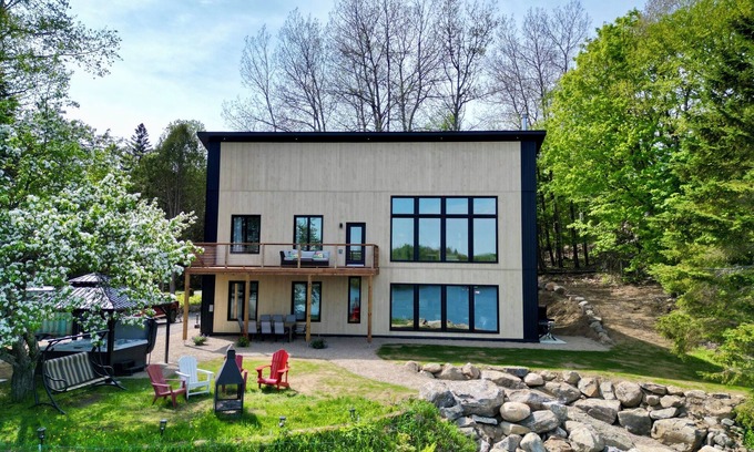 Labelle Ski Chalet | Luxury Panoramic View Waterfront-SPA-Games-Foyer