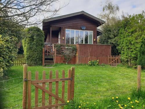 Rudyard Ski Chalet | Luxury Peak District lodge, hot tub, log burner, nr lake