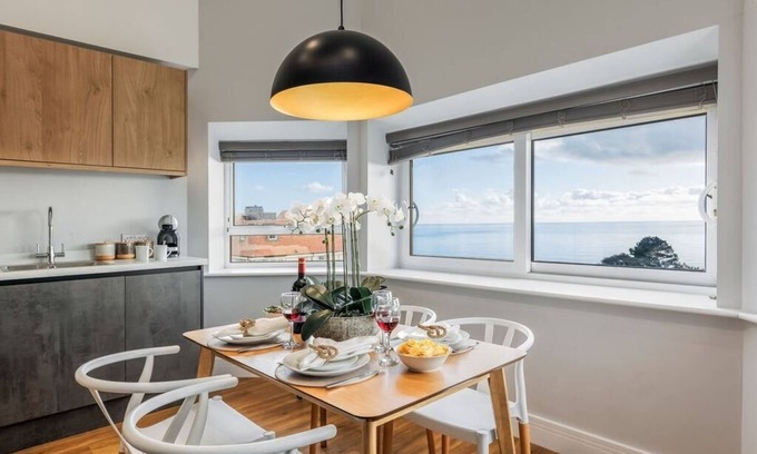 West Cliff Apartment | Luxury Penthouse 2-Bed Apt w/Sea View, Gym & PKG