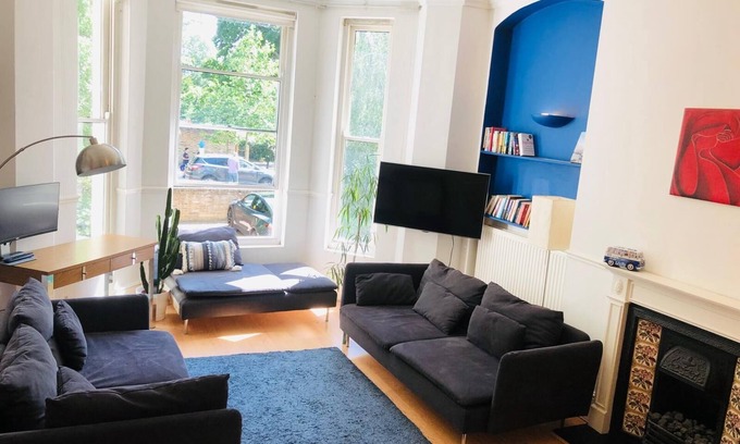 Ealing Apartment | Luxury, Quiet, Central 1 bed apt, overlooking park, 5mins Ealing Stn Elzbth line