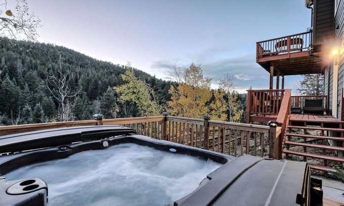 Morrison House | Luxury Red Rocks Hot tub I Great Mountain View
