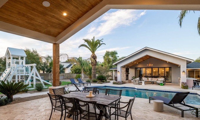 Sweetwater Street East House | Luxury Redefined: Limitless Oasis 7 BR w/pickle-ball, spa, and more!