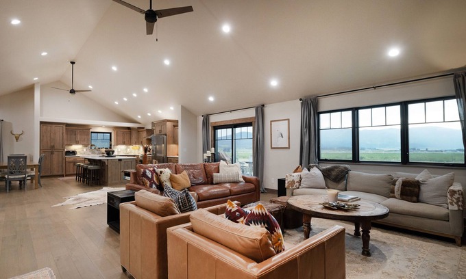 Victor House | Luxury Residential Home on 2.5 Acres with Views in Victor, ID. A/C, Garage.