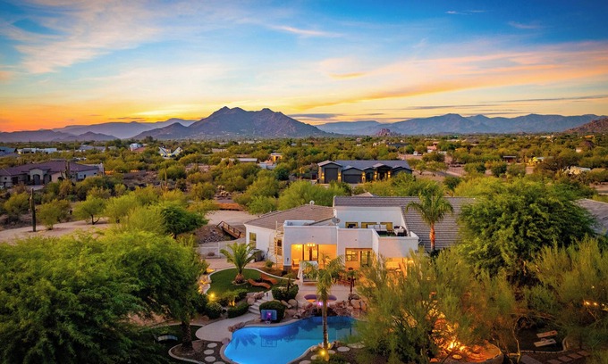 Pinnacle Peak House | Luxury retreat | massages, pool, golf, sunsets, movie, games.