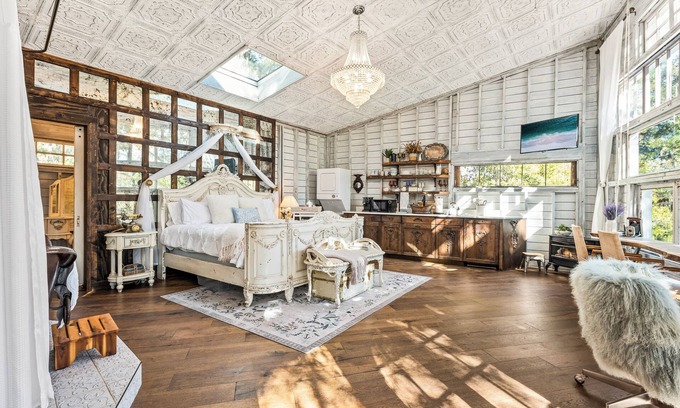 Wadmalaw Island Apartment | Luxury retreat treehouse near Charleston pet-friendly