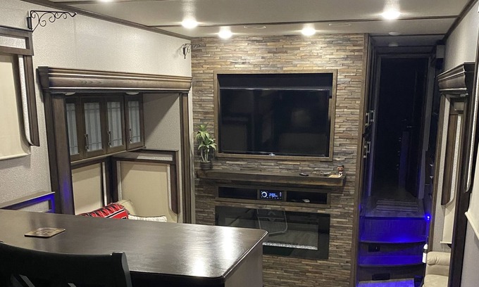 Pinnacle Vista House | Luxury RV on working horse ranch