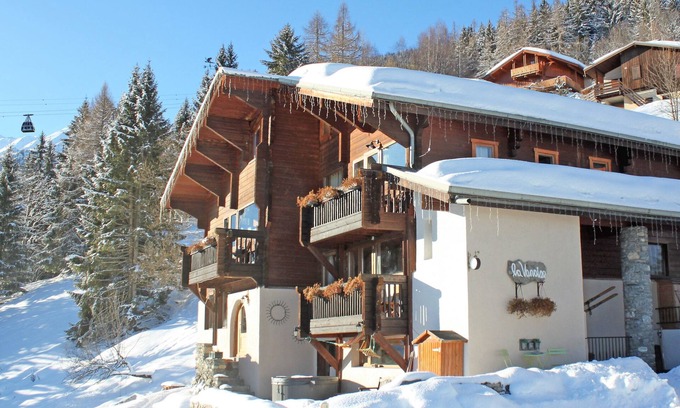 Montchavin Ski Chalet | Luxury ski-in Catered Chalet in Paradiski. Hot Tub with Stunning View. Sauna.