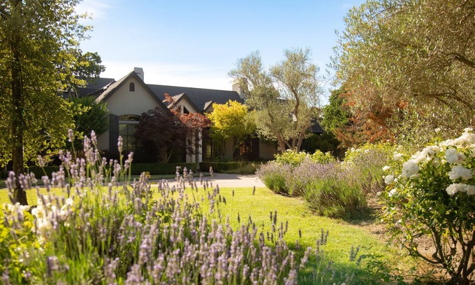 Windsor House | Luxury Sonoma County wine country retreat just 10 minutes from Healdsburg.
