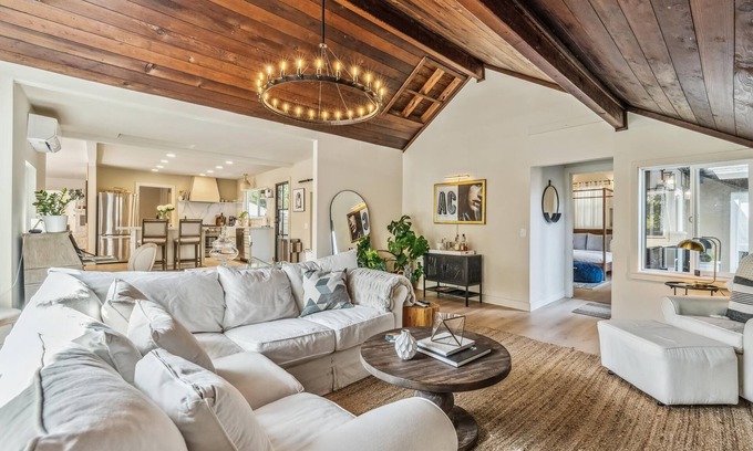 Sonoma House | Luxury Sonoma Estate + Guest Cottage in Heart of Wine Country