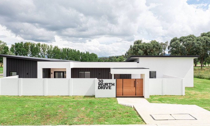 Bombira House | Luxury space in Prestigious Mudgee Residence