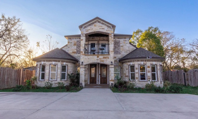 Northside House | Luxury Spanish Style Getaway with Movie Theater, Ping Pong, & More! Sleeps 19!