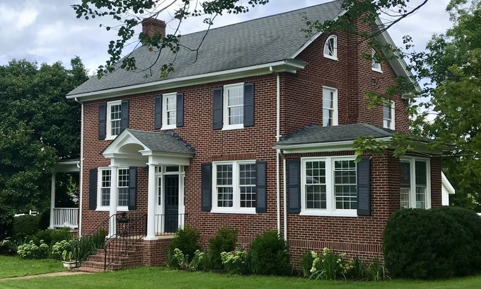 Cobham House | Luxury Stay on Flower Farm by Wineries Near Charlottesville-Pet-Friendly
