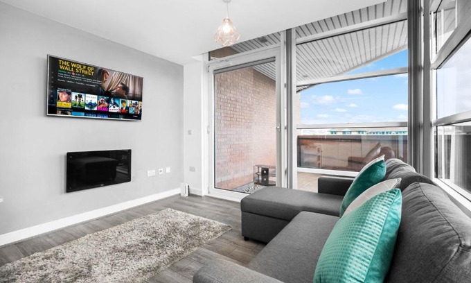 Brierley Hill Apartment | Luxury stay with scenic views
