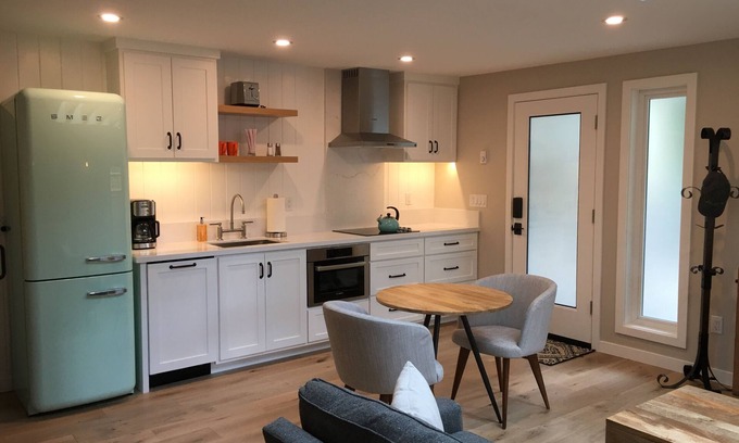 Amazon Apartment | Luxury Studio 3 blocks to UofO, King Bed