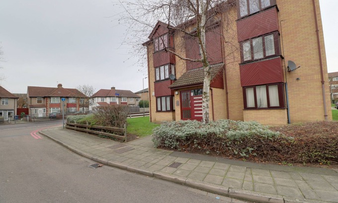 London Borough of Ealing Apartment | Luxury Studio Apartmentnideal long/short stay. Perfect access to WEMBLEY ARENA