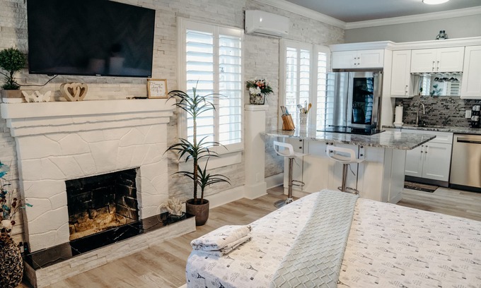 Clearwater Apartment | Luxury Studio Everything is Brand New! 5 min to the Beach!