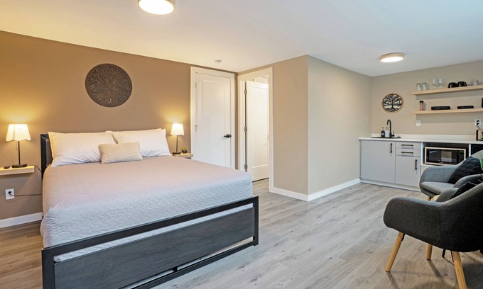 Central Okanagan House | Luxury Suite Located Downtown Kelowna Minutes away from the beach with Patio