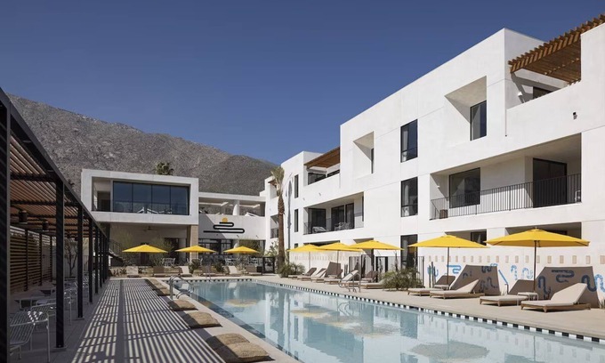 Downtown Palm Springs Hotel | Luxury Suites w/Poolside Cabanas, Bike Rentals & Stunning Mountain Views