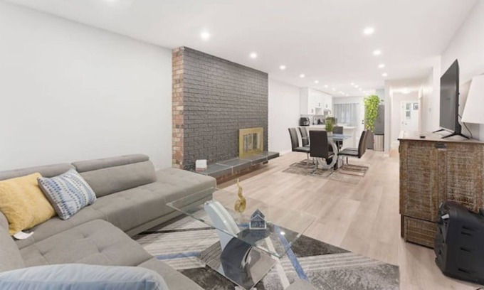 Burnaby House | Luxury three bedrooms new apartment