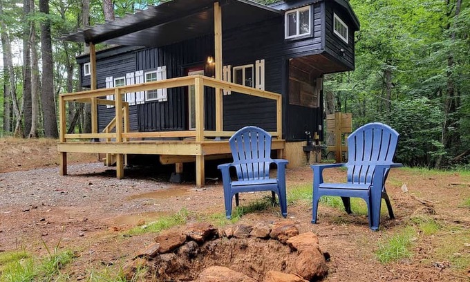 Suches House | Luxury Tiny Home with Hot Tub in Suches - Perfect for Intimate Getaways in Georgia