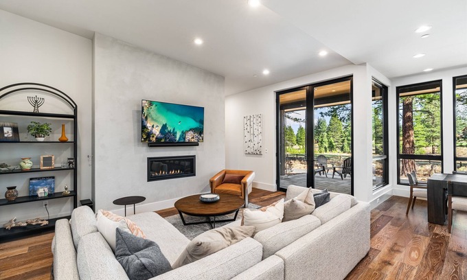 Truckee House | Luxury Townhome | Available for the Holidays!