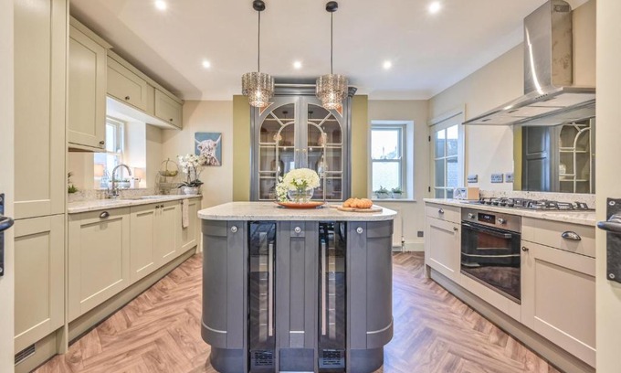 Tavistock House | Luxury Townhouse with parking near Bars and Restuarants