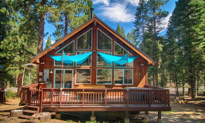 Truckee Ski Chalet | Luxury Truckee Chalet w/Hot Tub, Deck & Workspaces – Near Donner + Tahoe