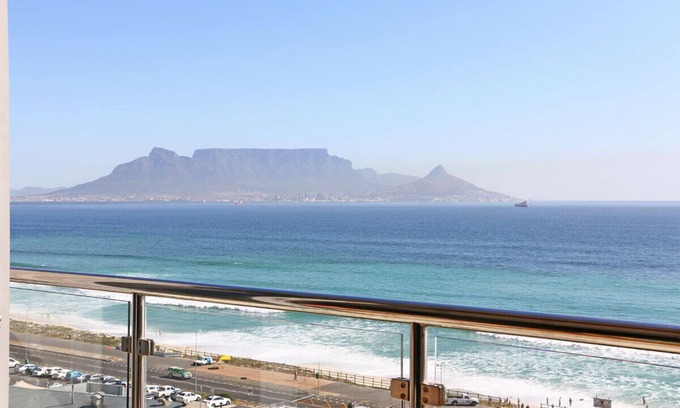 Bloubergstrand Apartment | Luxury Unit with iconic breathtaking views of Table Mountain & Robben island.
