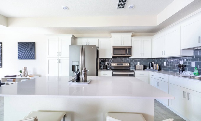 Kissimmee Condo | Luxury Vacation 2BR/2BA Condo Near Theme Parks and Shopping – Immaculately Clean
