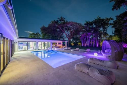 Golden Glades House | Luxury Villa Azure with Heated Pool 20 minutes to Beach