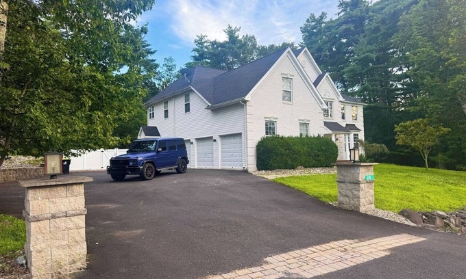 East Stroudsburg House | Luxury Villa-Hot Tub-Fire Pit-King Bed Suite-Privately Fenced Yard
