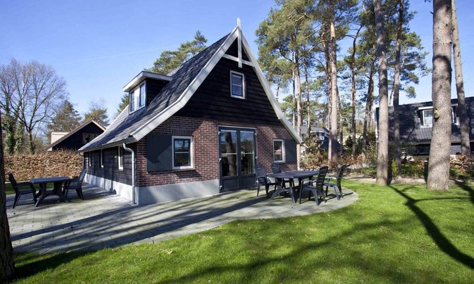 Noordoostelijk van Schaarsbergen Villa | Luxury villa in Arnhem with parking