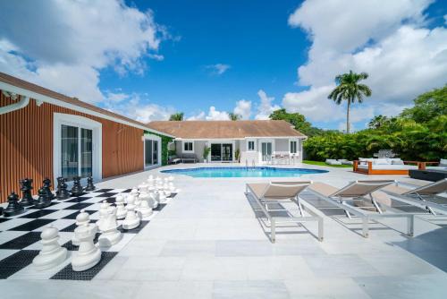 Golden Glades House | Luxury Villa Serena Heated Pool 15 min to Beach