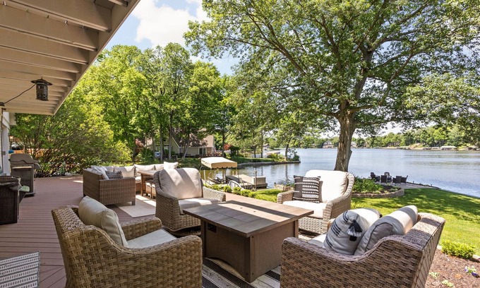 Noblesville House | Luxury Waterfront Lakehouse-Views from every bedroom 🦆