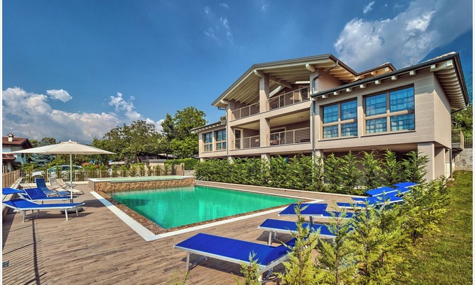 Colico Apartment | Luxus Ferienwohnung Relax am Comoer See mit Panoramablick, Poolblick in Colico