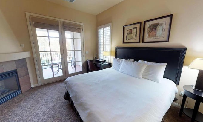La Quinta Apartment | LV003 Upstairs LV Studio with a Fountain View