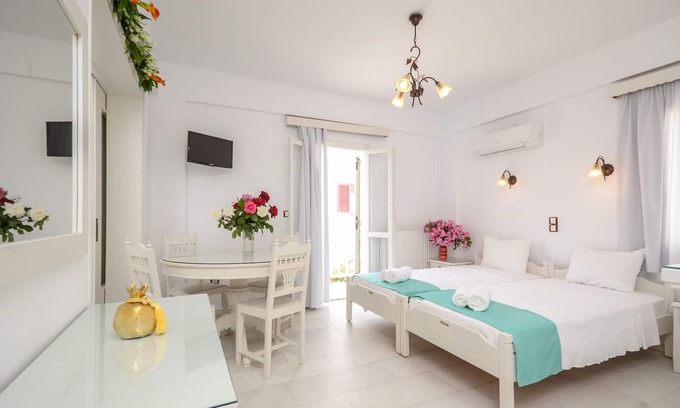 Old Town Naxos Hotel | "Lygdamis Hotel" quadruple apartment in the heart of Naxos