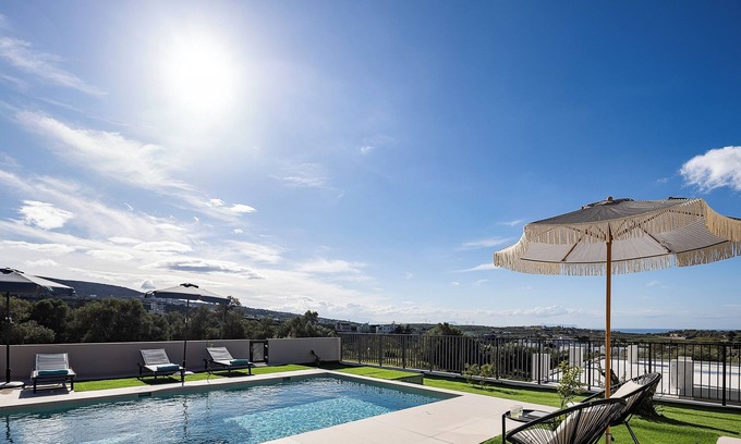 Houdetsi Villa | Lynx Villa - Sculpted in Light & Nature by etouri