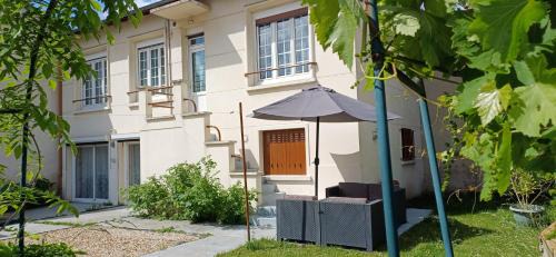Colombes House | Métro - Sac à dos - Dodo Chez Léontine 2 ch Parking Wifi FO
