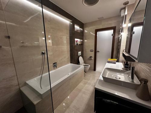 Pecs Apartment | M18 - Csak egy lépés a történelmi belváros - free parking