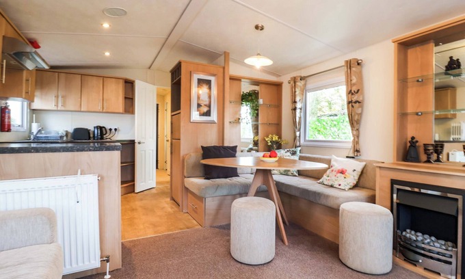 Saxmundham Cottage | M94 CARAVAN, pet friendly, with pool in Saxmundham