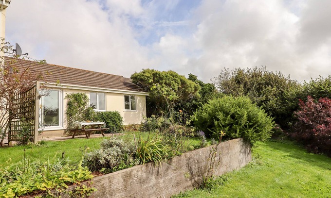 Chillington Cottage | MABEL'S VIEW, pet friendly, with a garden in East Allington, Devon