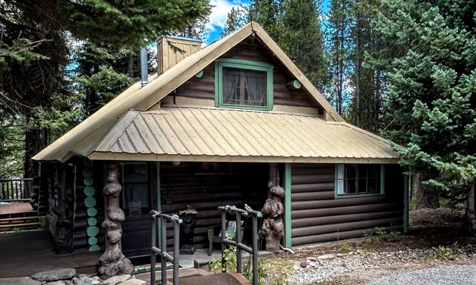 Island Park Cabin | MACK'S INN area-walk to the river & restraunts!Just 23 miles to WEST YELLOWSTONE